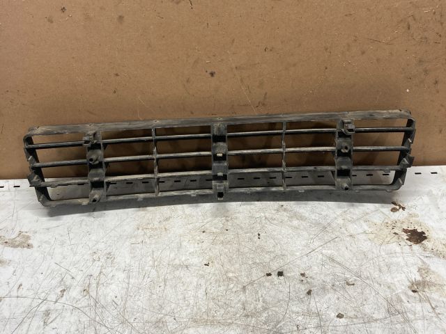 bontott AUDI A6 C5 Első Lökhárító Alsó Középső Díszrács