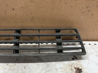 bontott AUDI A6 C5 Első Lökhárító Alsó Középső Díszrács