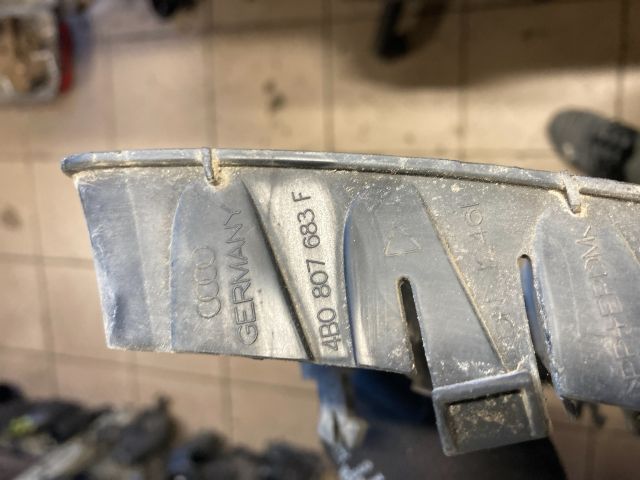 bontott AUDI A6 C5 Első Lökhárító Alsó Középső Díszrács