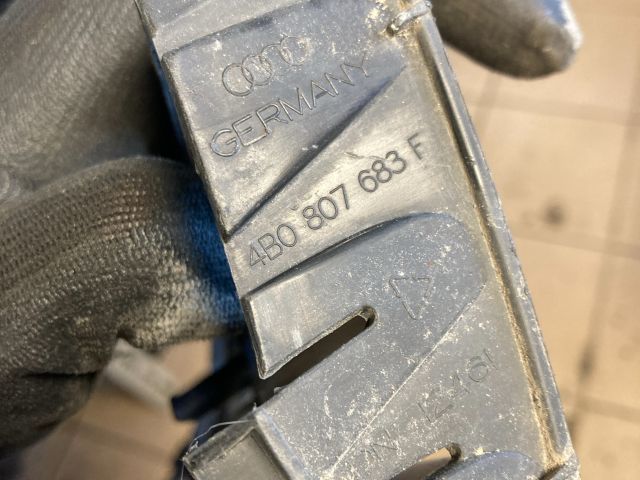 bontott AUDI A6 C5 Első Lökhárító Alsó Középső Díszrács