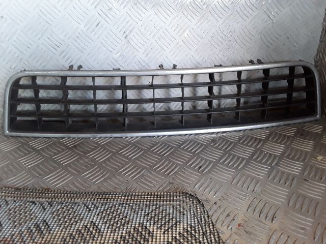 bontott AUDI A6 C5 Első Lökhárító Alsó Középső Díszrács