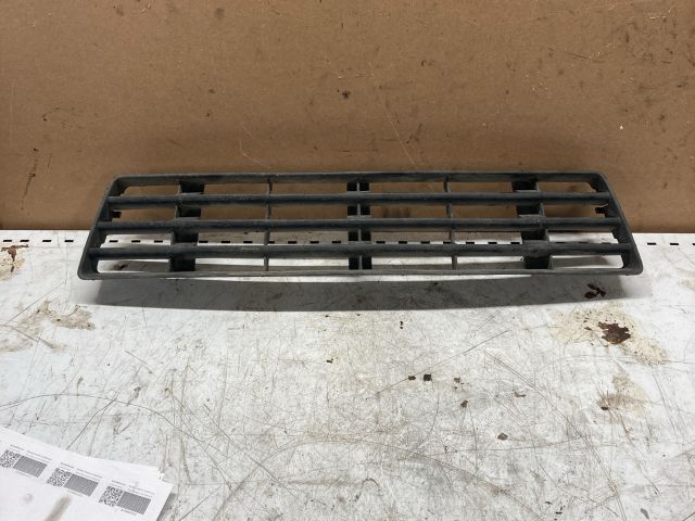 bontott AUDI A6 C5 Első Lökhárító Alsó Középső Díszrács