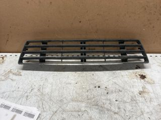 bontott AUDI A6 C5 Első Lökhárító Alsó Középső Díszrács