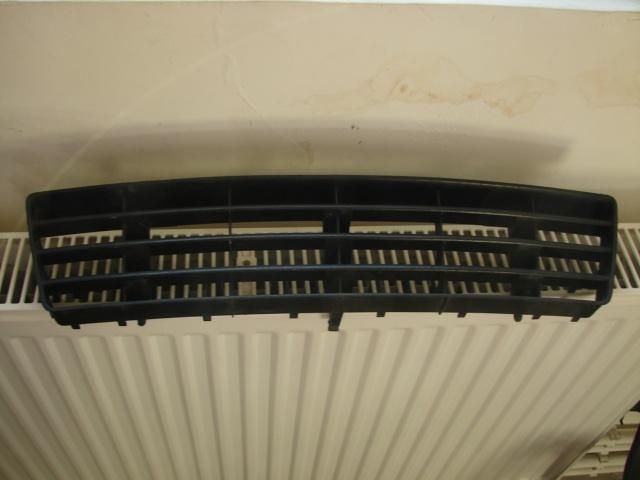 bontott AUDI A6 C5 Első Lökhárító Alsó Középső Díszrács