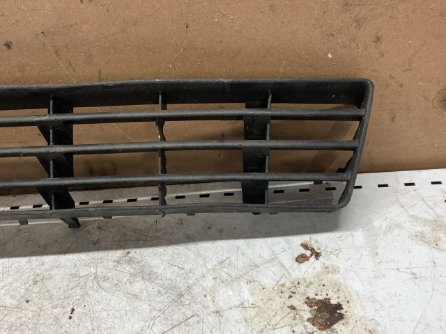 bontott AUDI A6 C5 Első Lökhárító Alsó Középső Díszrács