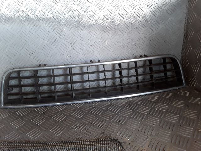 bontott AUDI A6 C5 Első Lökhárító Alsó Középső Díszrács