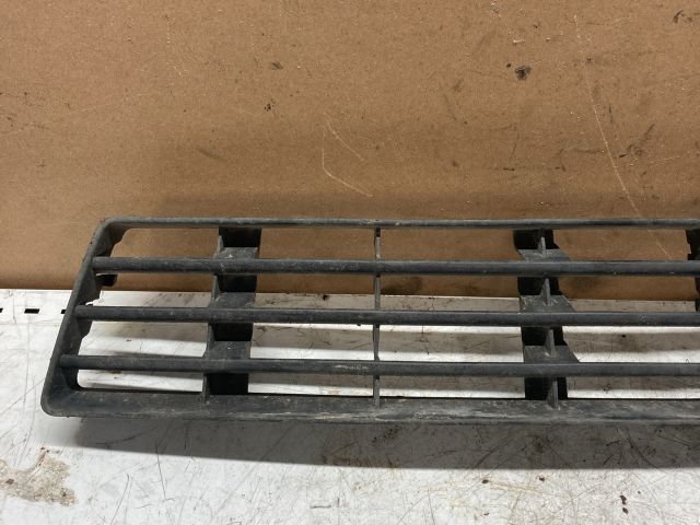 bontott AUDI A6 C5 Első Lökhárító Alsó Középső Díszrács