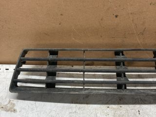 bontott AUDI A6 C5 Első Lökhárító Alsó Középső Díszrács