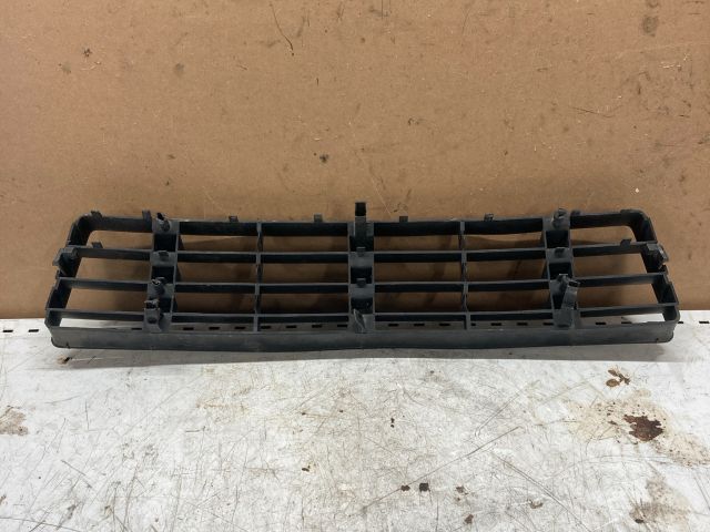 bontott AUDI A6 C5 Első Lökhárító Alsó Középső Díszrács