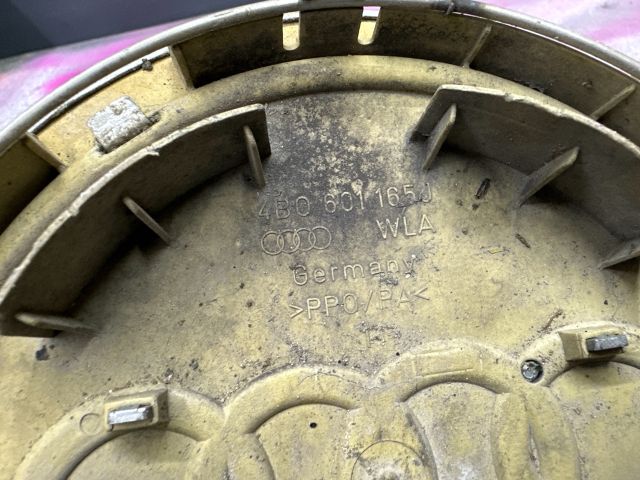 bontott AUDI A6 C5 Felniközép (1 db)