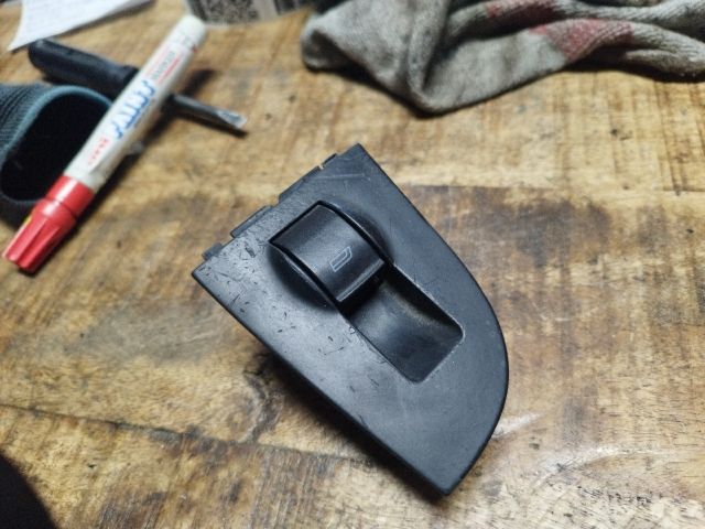 bontott AUDI A6 C5 Jobb első Ablakemelő Kapcsoló