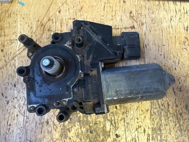 bontott AUDI A6 C5 Jobb első Ablakemelő Motor