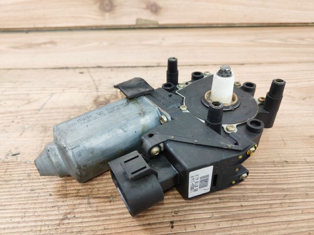 bontott AUDI A6 C5 Jobb első Ablakemelő Motor