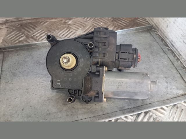 bontott AUDI A6 C5 Jobb első Ablakemelő Motor