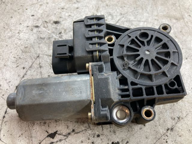 bontott AUDI A6 C5 Jobb első Ablakemelő Motor