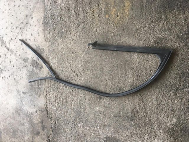 bontott AUDI A6 C5 Jobb első Ablakvezető Gumi