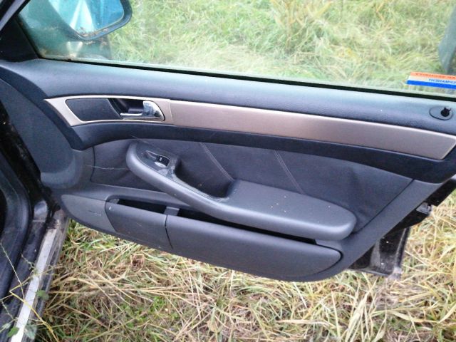 bontott AUDI A6 C5 Jobb első Ajtó (Részeivel)