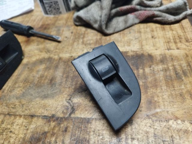 bontott AUDI A6 C5 Jobb hátsó Ablakemelő Kapcsoló