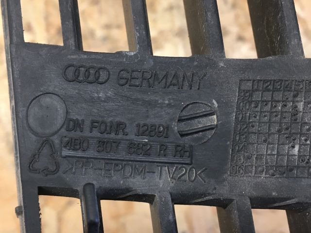 bontott AUDI A6 C5 Jobb Ködlámpa Rács