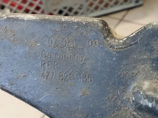 bontott AUDI A6 C5 Jobb Sárvédő Oldaltartó