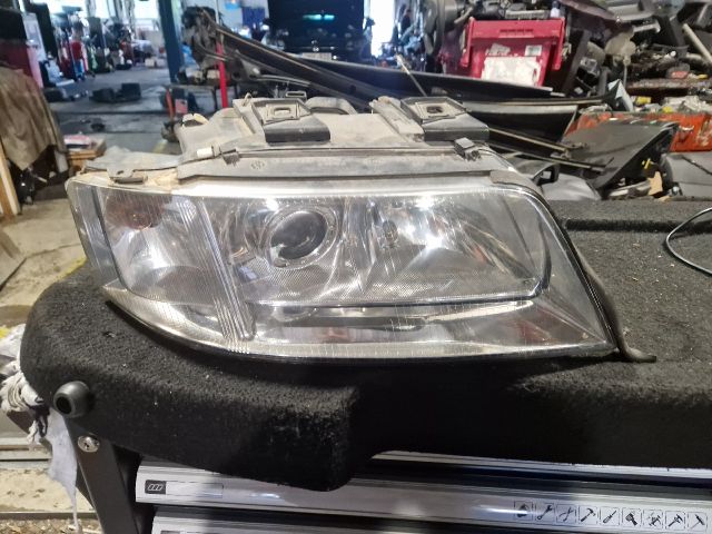 bontott AUDI A6 C5 Jobb Xenon Fényszóró