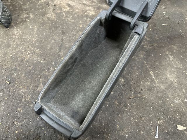 bontott AUDI A6 C5 Könyöklő