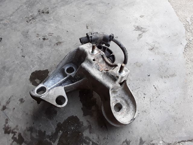 bontott AUDI A6 C5 Motor Tartó Bak Jobb