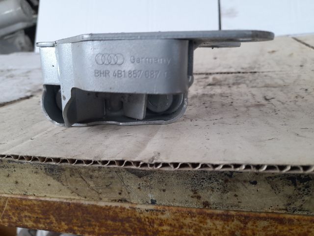 bontott AUDI A6 C5 Műszerfal Tartó Vas