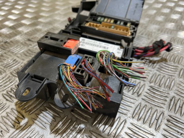 bontott AUDI A6 C6 Biztosítéktábla Motortér