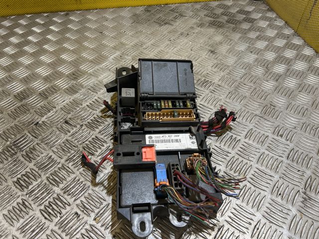 bontott AUDI A6 C6 Biztosítéktábla Motortér