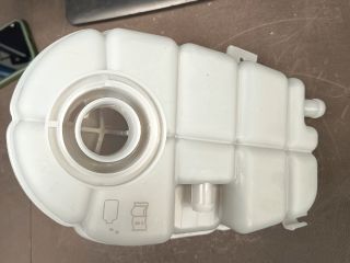 bontott AUDI A6 C6 Kiegyenlítő Tartály