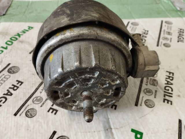 bontott AUDI A6 C6 Motor Tartó Bak Jobb