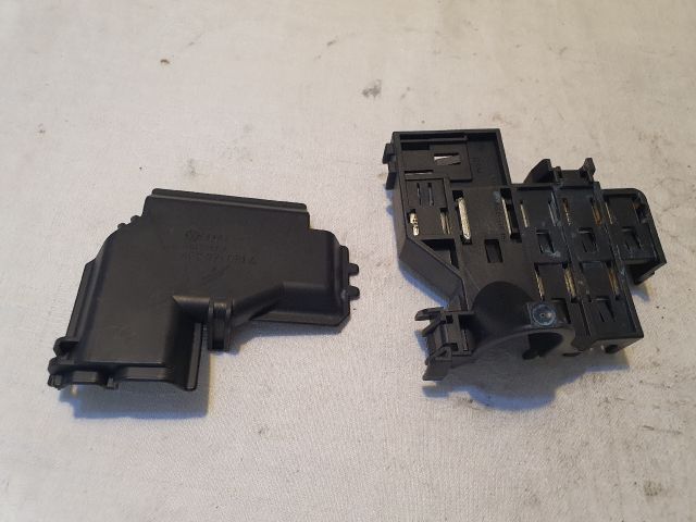 bontott AUDI A6 C6 Biztosítéktábla Motortér