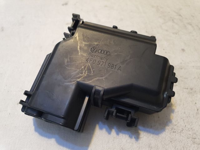 bontott AUDI A6 C6 Biztosítéktábla Motortér