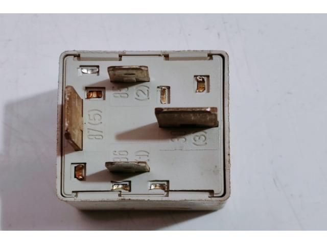 bontott AUDI A6 C6 Üzemanyag Szivattyú Relé