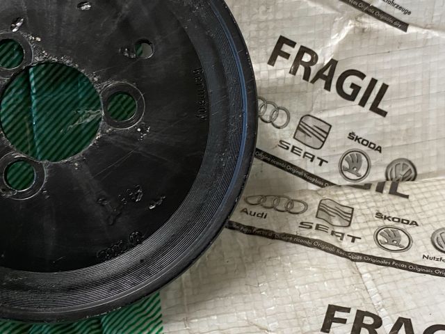 bontott AUDI A6 C6 Vízpumpa Szíjtárcsa