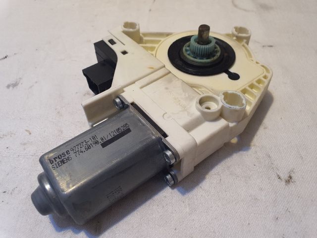 bontott AUDI A6 C6 Bal első Ablakemelő Motor