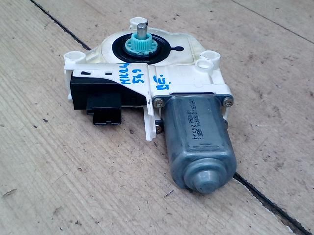 bontott AUDI A6 C6 Bal első Ablakemelő Motor