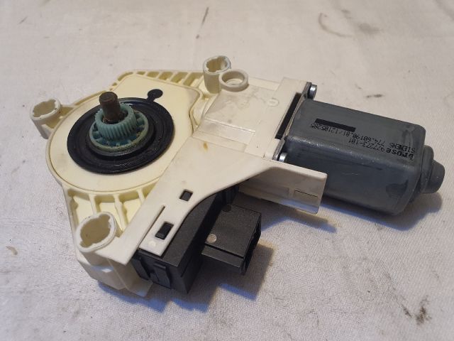 bontott AUDI A6 C6 Bal első Ablakemelő Motor