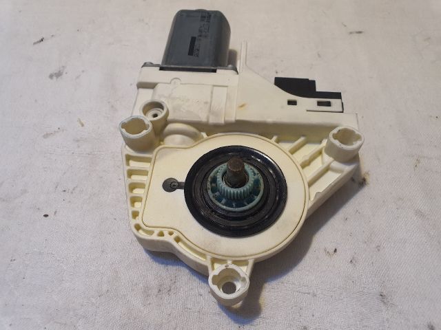 bontott AUDI A6 C6 Bal első Ablakemelő Motor