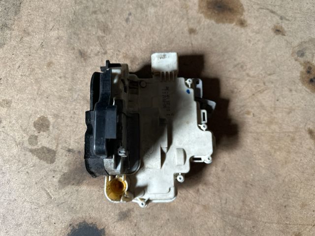 bontott AUDI A6 C6 Bal első Ajtózár