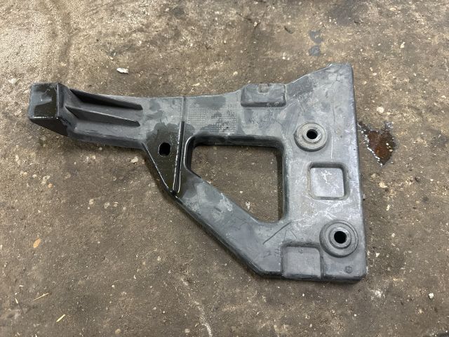 bontott AUDI A6 C6 Bal első Lökhárító Tartó (Műanyag)