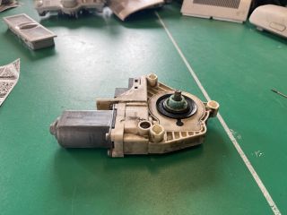 bontott AUDI A6 C6 Bal hátsó Ablakemelő Motor