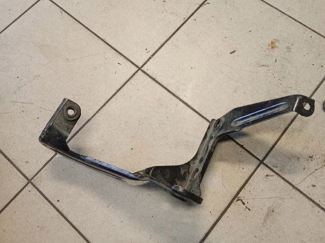 bontott AUDI A6 C6 Bal Sárvédő Oldaltartó