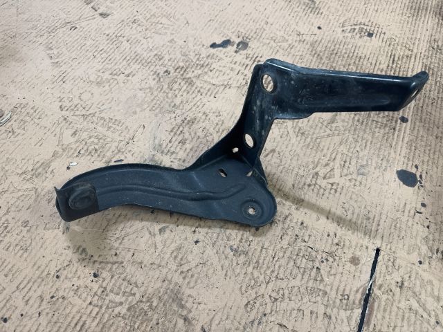 bontott AUDI A6 C6 Bal Sárvédő Oldaltartó