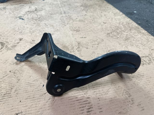 bontott AUDI A6 C6 Bal Sárvédő Oldaltartó