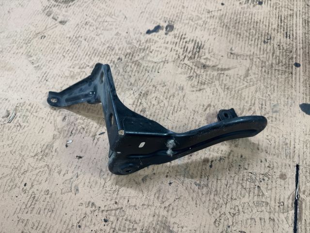 bontott AUDI A6 C6 Bal Sárvédő Oldaltartó