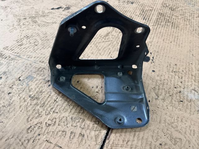 bontott AUDI A6 C6 Bal Sárvédő Oldaltartó