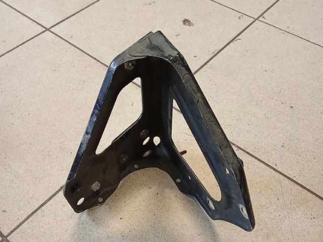 bontott AUDI A6 C6 Bal Sárvédő Oldaltartó