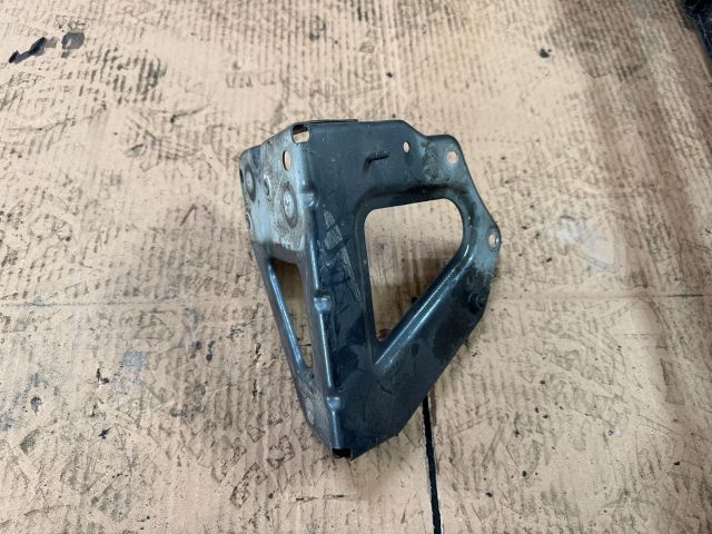 bontott AUDI A6 C6 Bal Sárvédő Oldaltartó